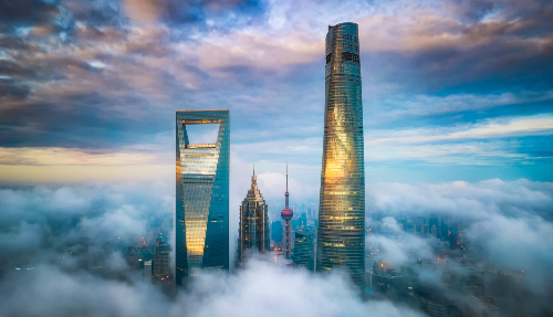 De skyline van Shanghai wordt bepaald