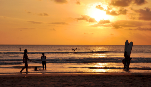 Slenteren over het zandstrand
