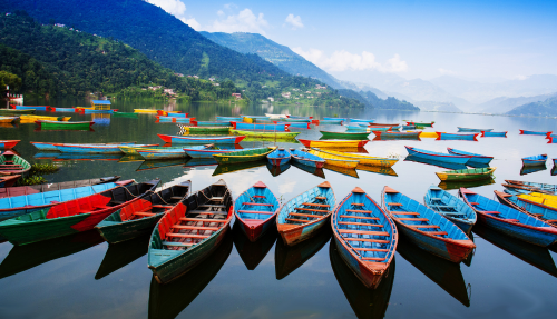 Het blauwgroene Phewa-meer