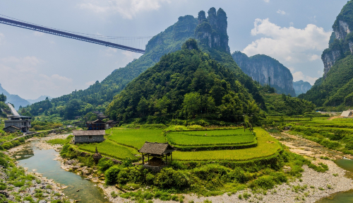 De hoge en lange Aizhai Brug