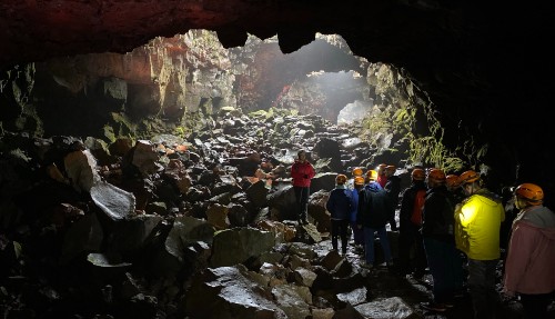 In de lavatunnel Raufarhólshellir 