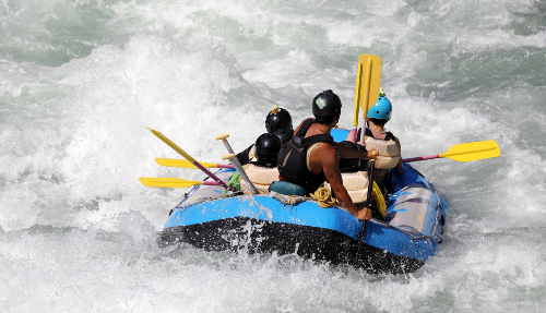 Ga raften op de wilde Tone-rivier
