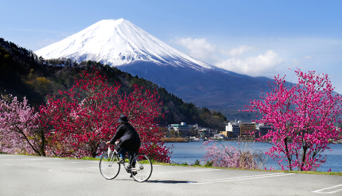 Fiets langs de oevers van het Fuji-meer
