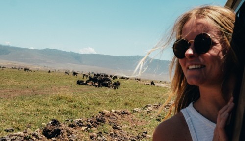 Daal af in de Ngorongorokrater